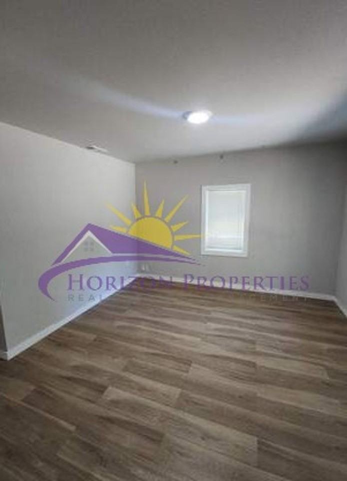 3835 1/2 34th St - Photo 4 of 17