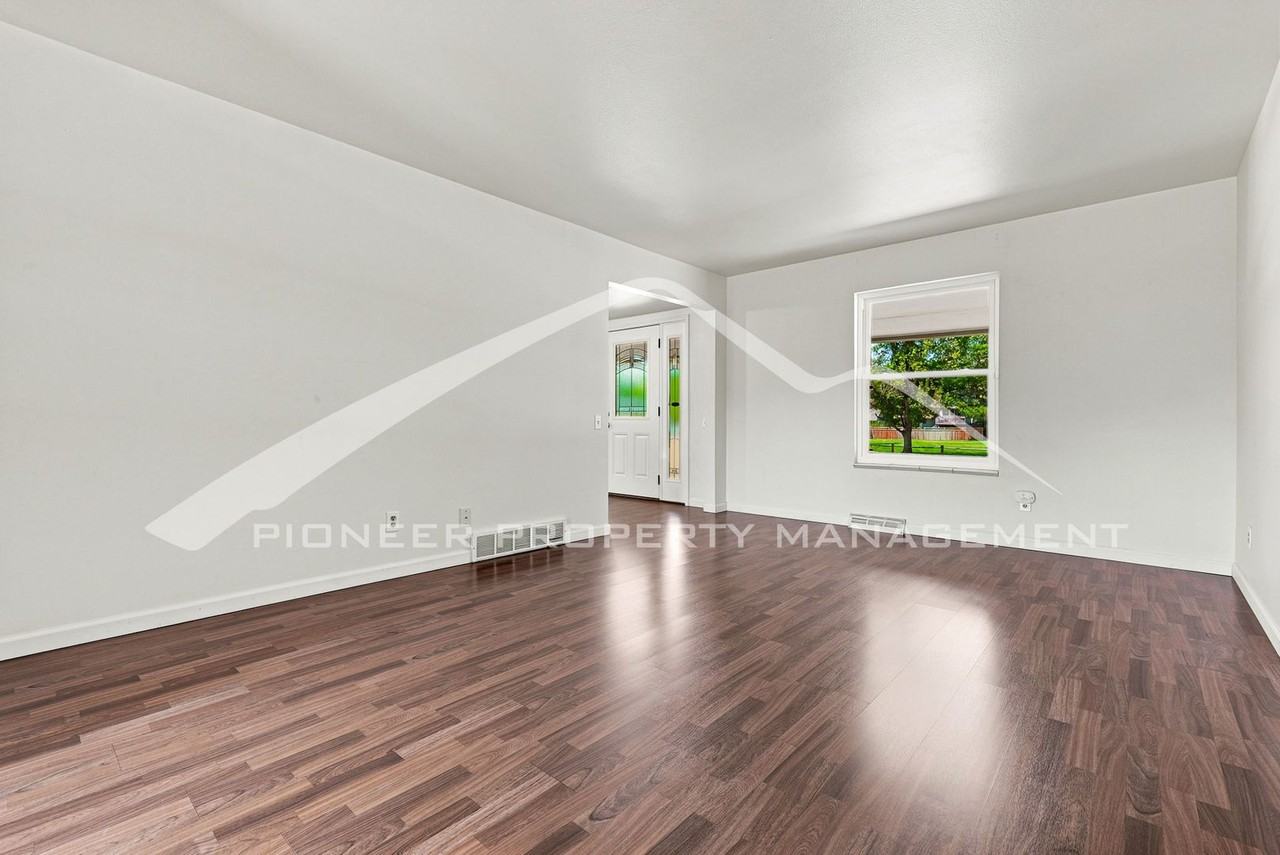 2896 S Paris St - Photo 5 of 32