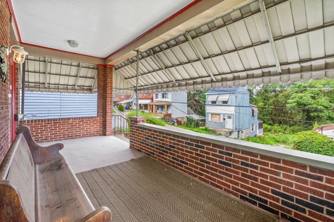 638 Margaret St - Photo 3 of 25