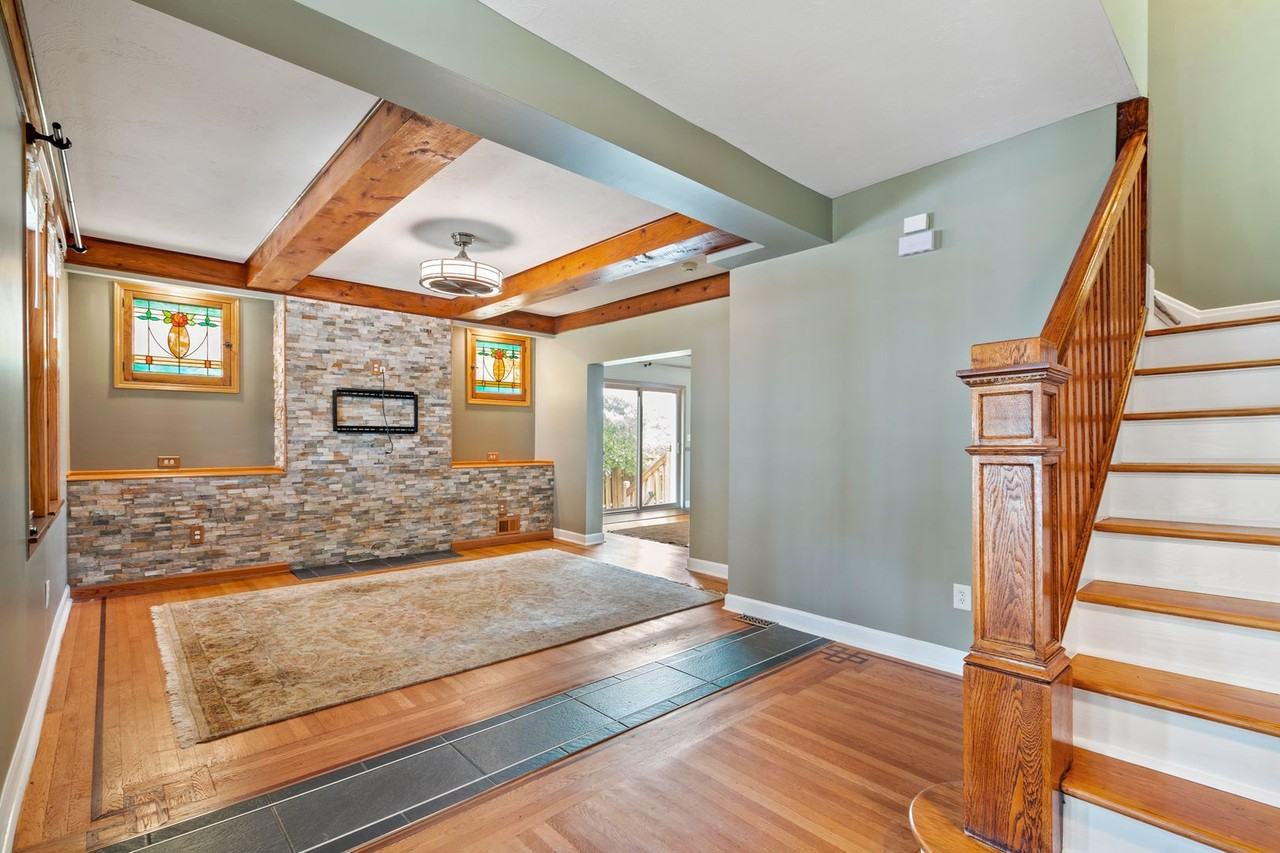 638 Margaret St - Photo 4 of 25