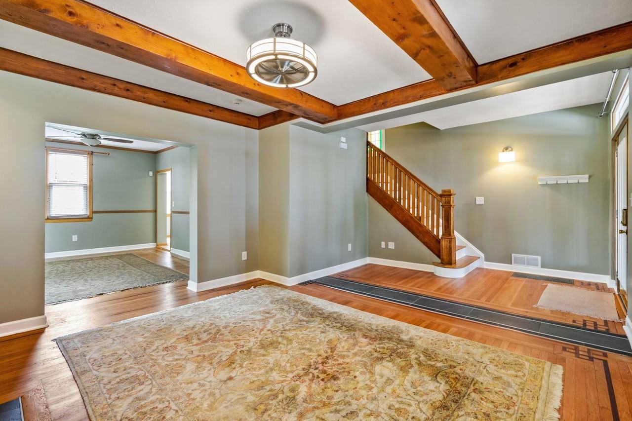 638 Margaret St - Photo 5 of 25