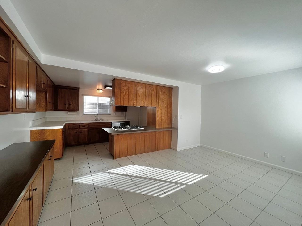 18371 Tamarind St - Photo 7 of 37