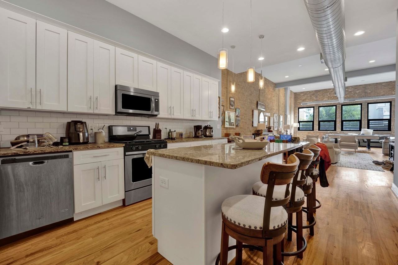 1015 W Lake St - Photo 4 of 16