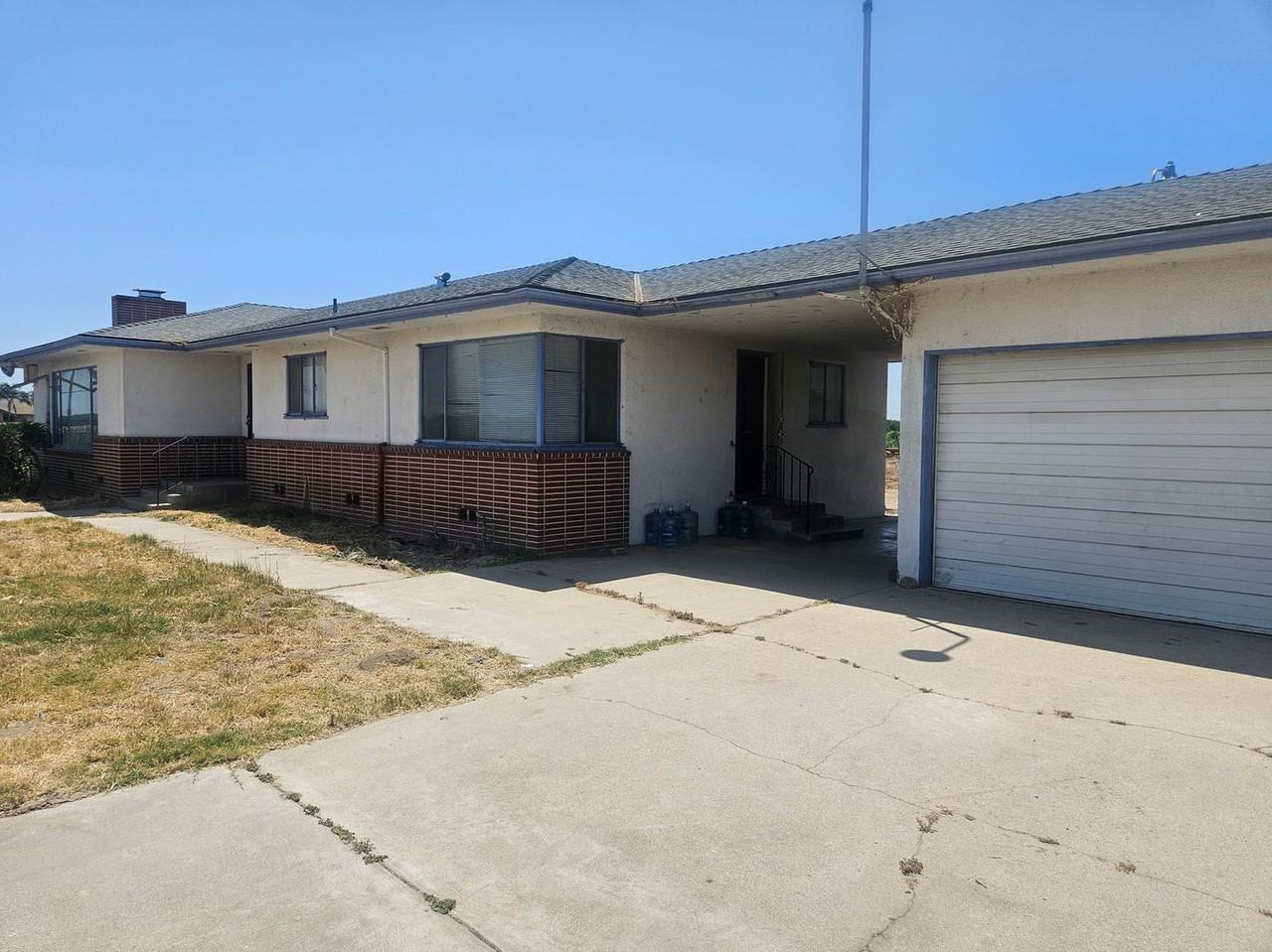 3871 S Clovis Ave - Photo 2 of 10