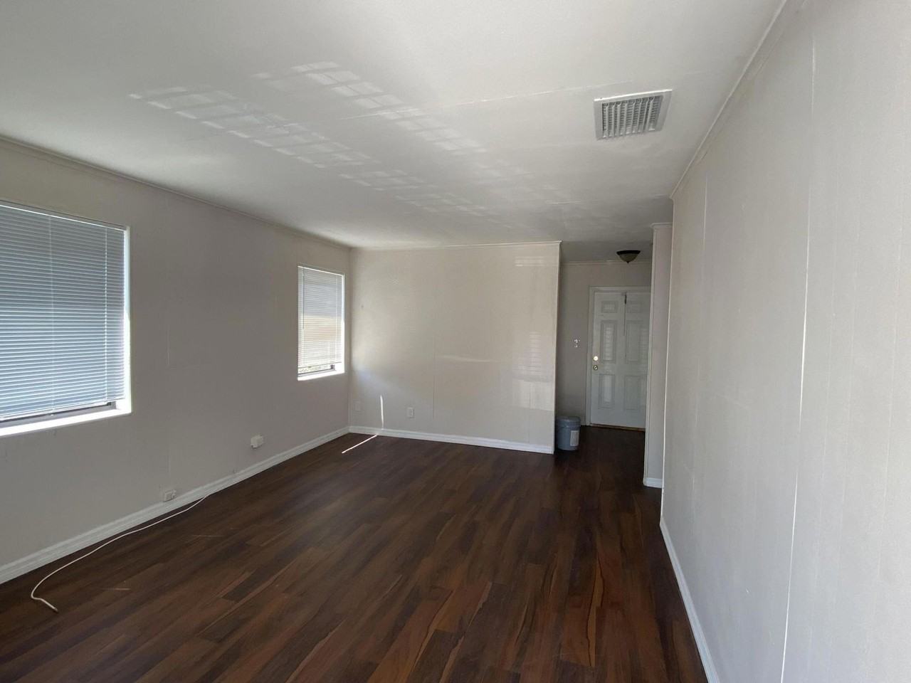 816 W 4th St - Photo 3 of 10