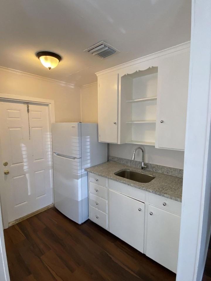 816 W 4th St - Photo 4 of 10