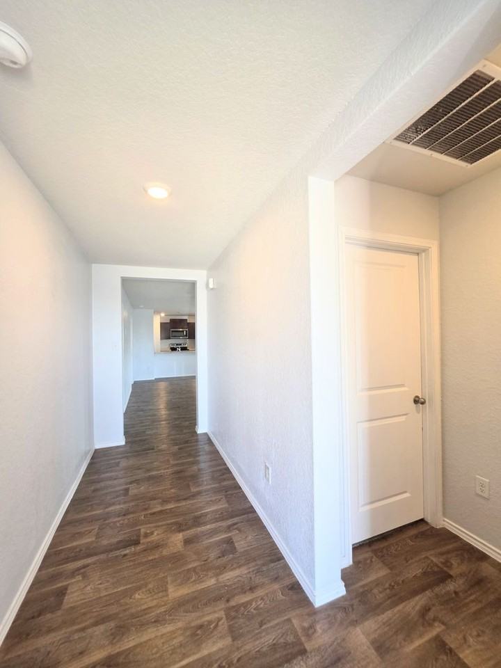 8006 Miranda Cyn - Photo 4 of 23