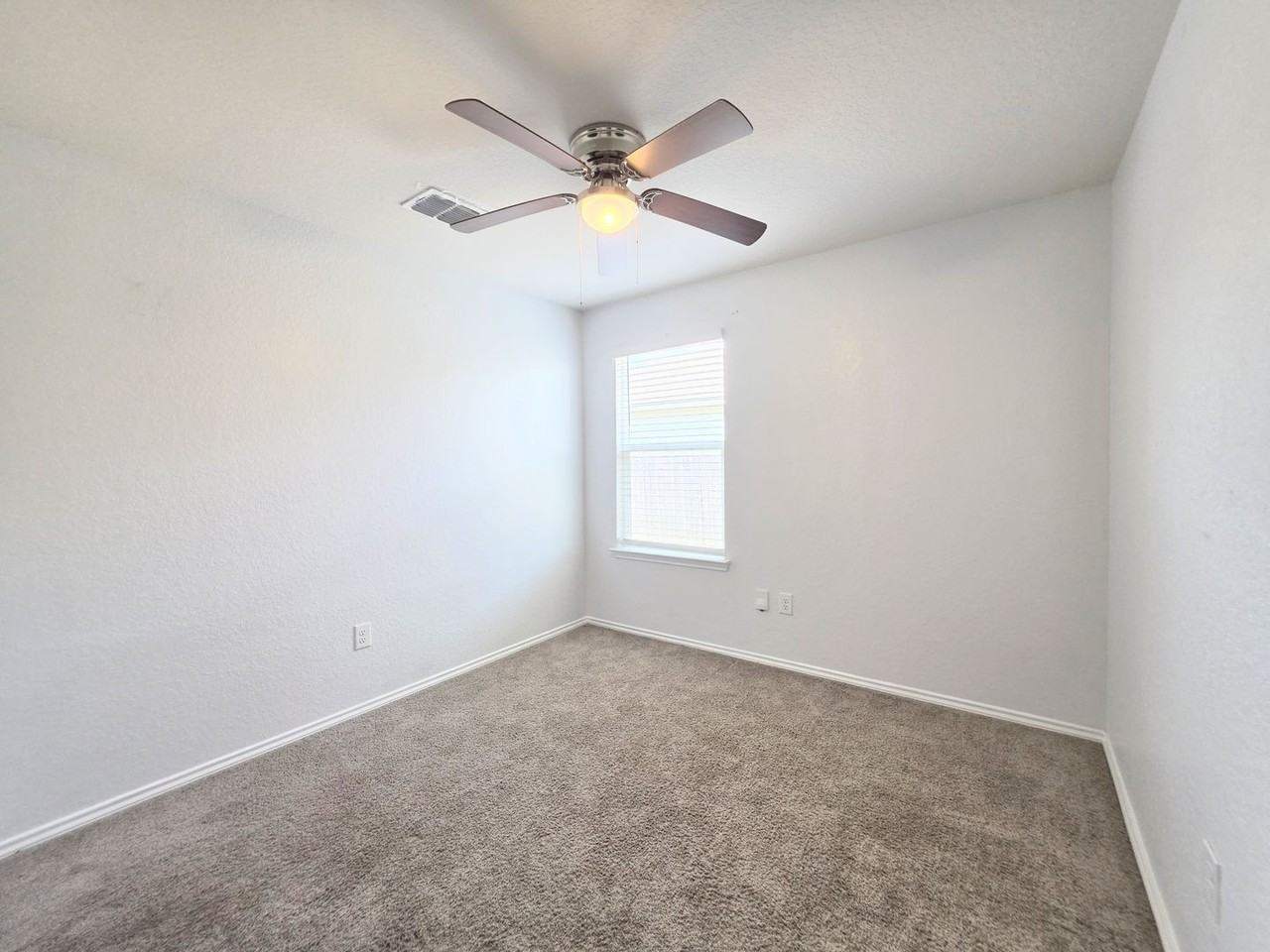 8006 Miranda Cyn - Photo 5 of 23