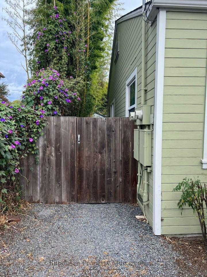 221 Wilson St - Photo 3 of 15