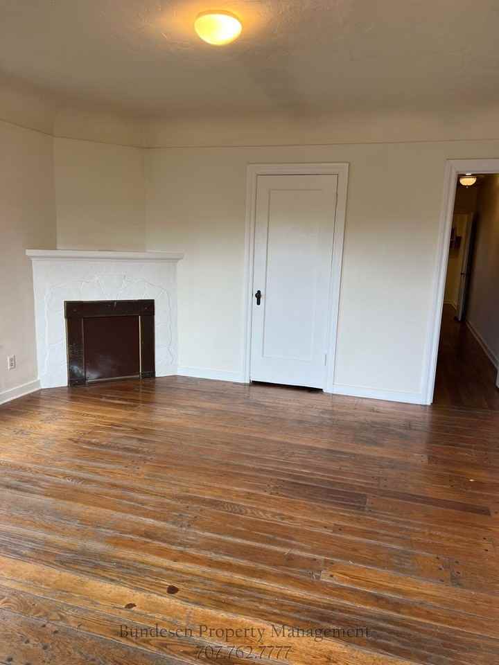 221 Wilson St - Photo 4 of 15