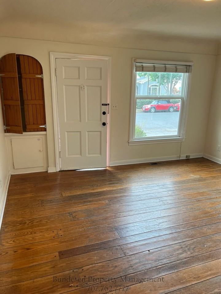 221 Wilson St - Photo 5 of 15