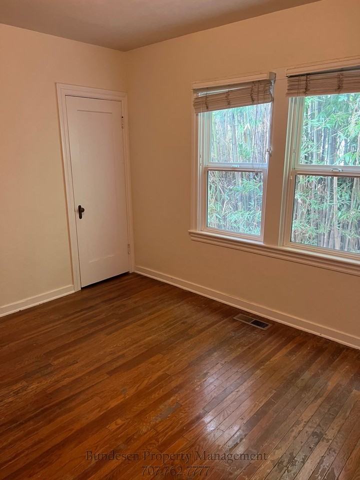 221 Wilson St - Photo 6 of 15
