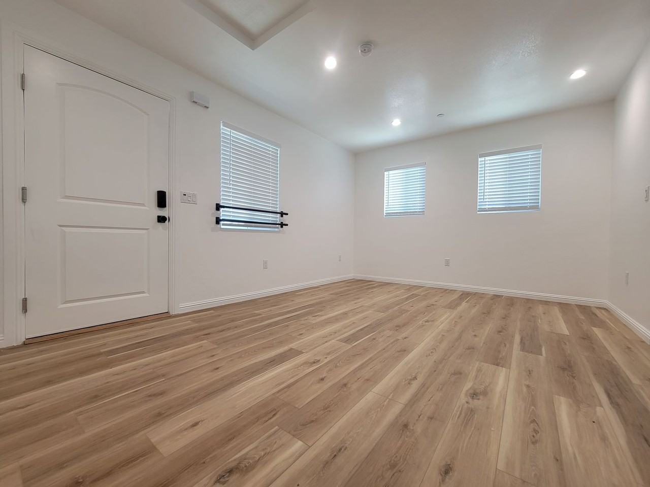 11325 Martha St - Photo 3 of 17