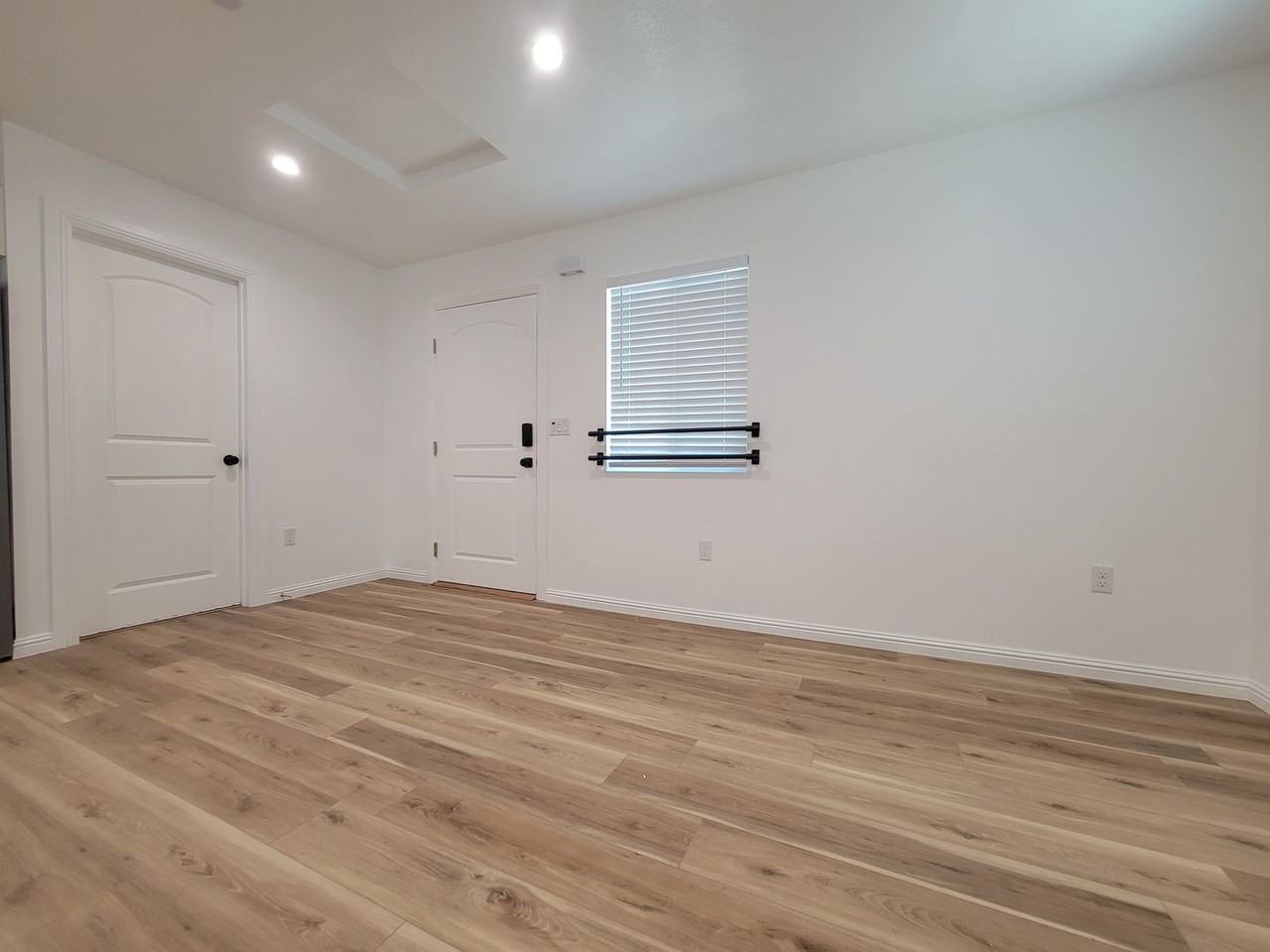 11325 Martha St - Photo 4 of 17