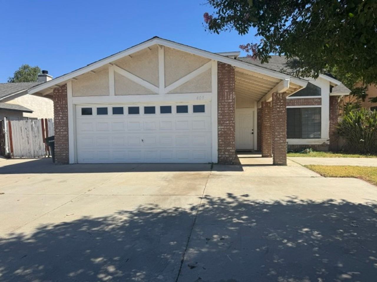 409 Wimbledon Dr - Photo 2 of 24