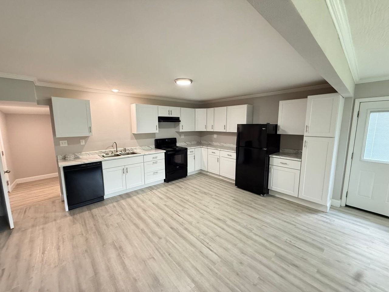 1477 E Lindberg St - Photo 3 of 19