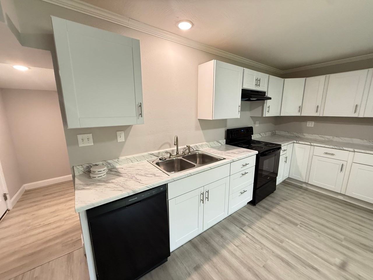 1477 E Lindberg St - Photo 4 of 19