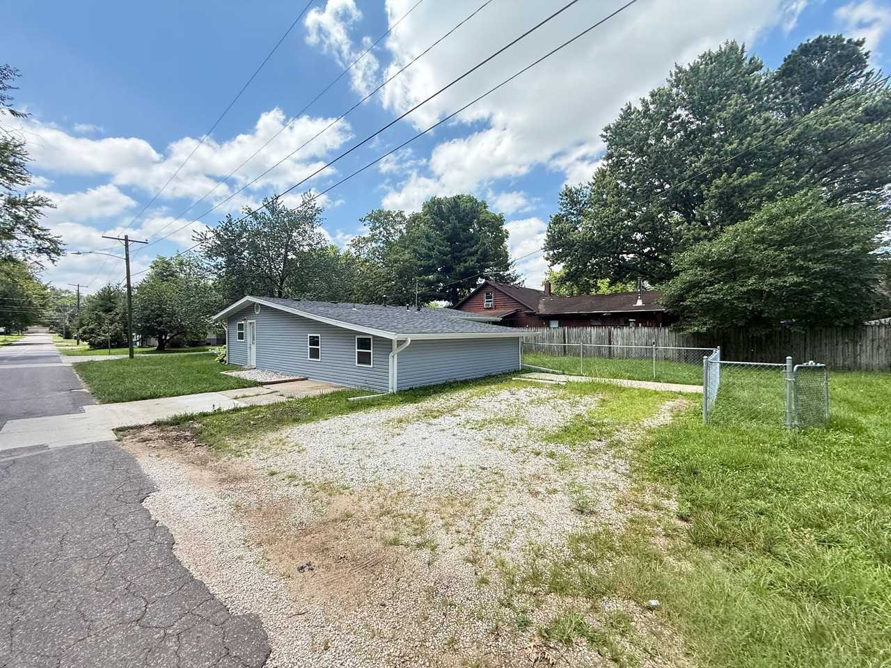 1477 E Lindberg St - Photo 3 of 19