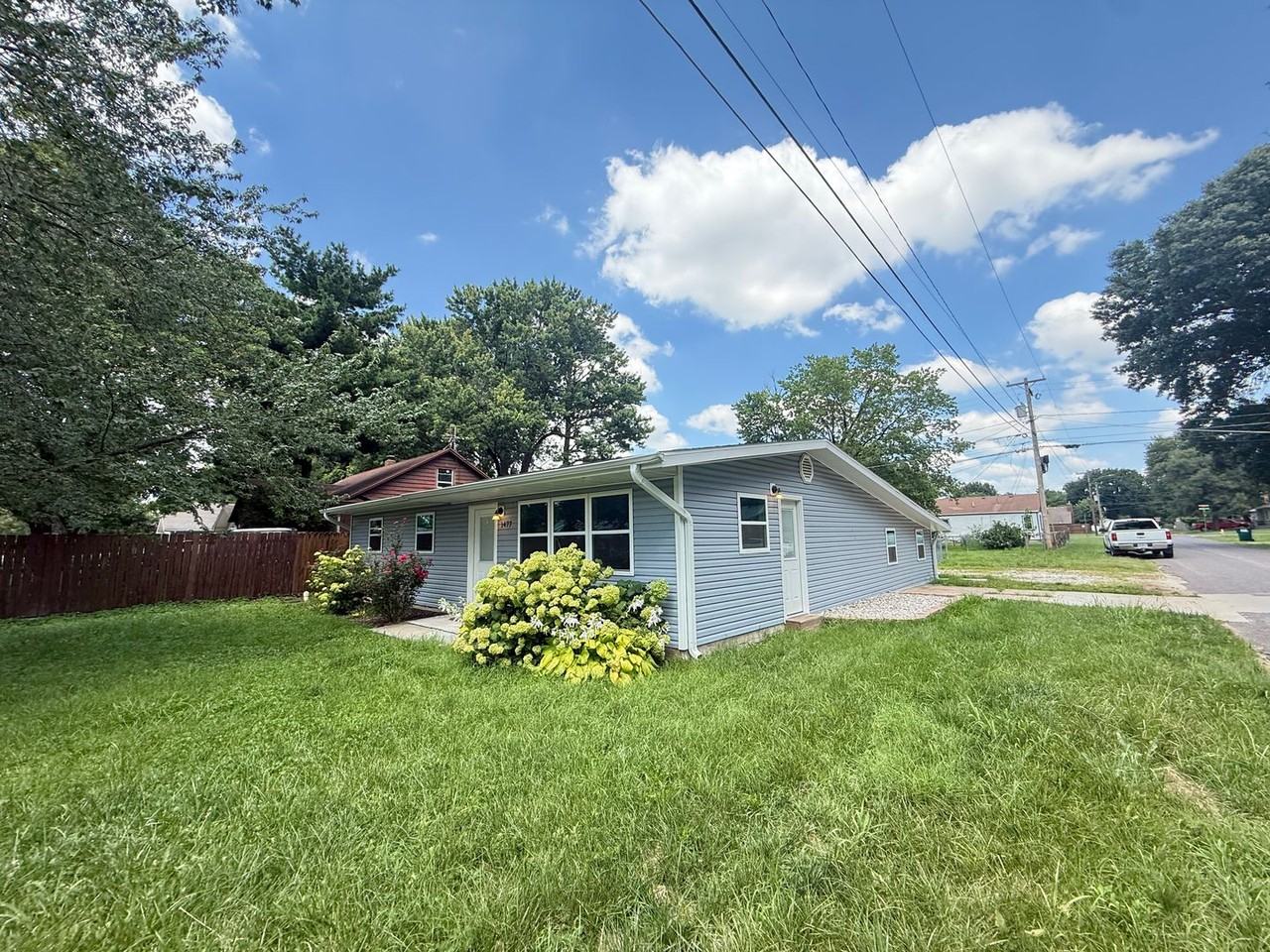 1477 E Lindberg St - Photo 2 of 19