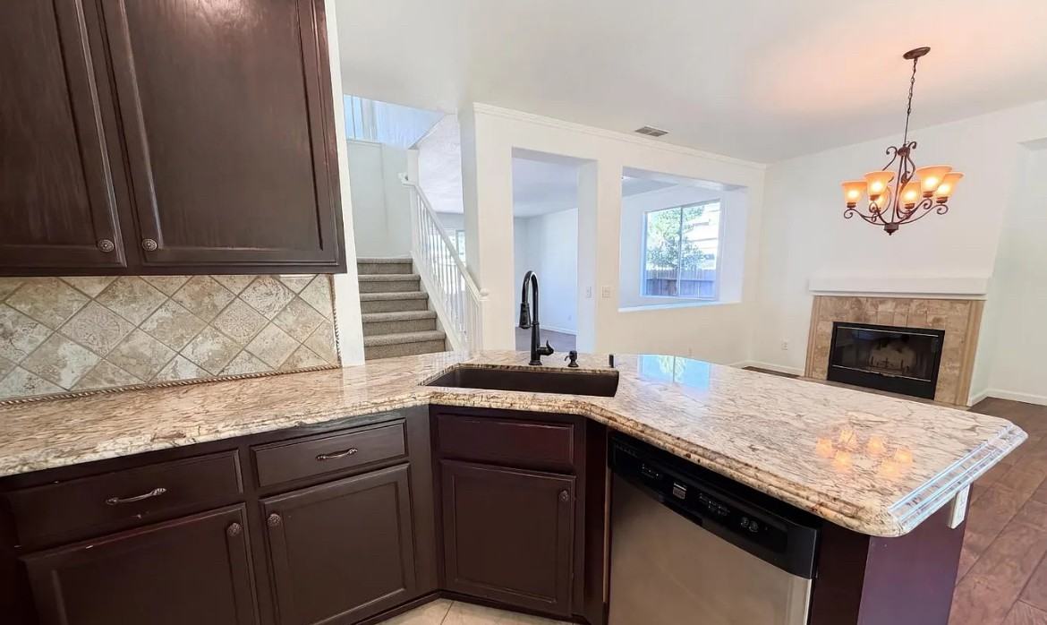 2805 Aquamarine Circle - Photo 4 of 7