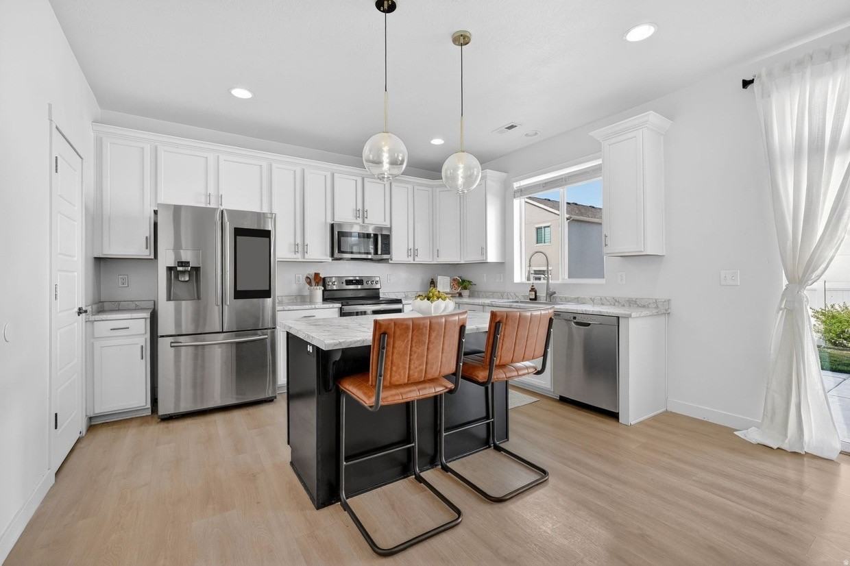 828 South 250 West - Photo 7 of 11