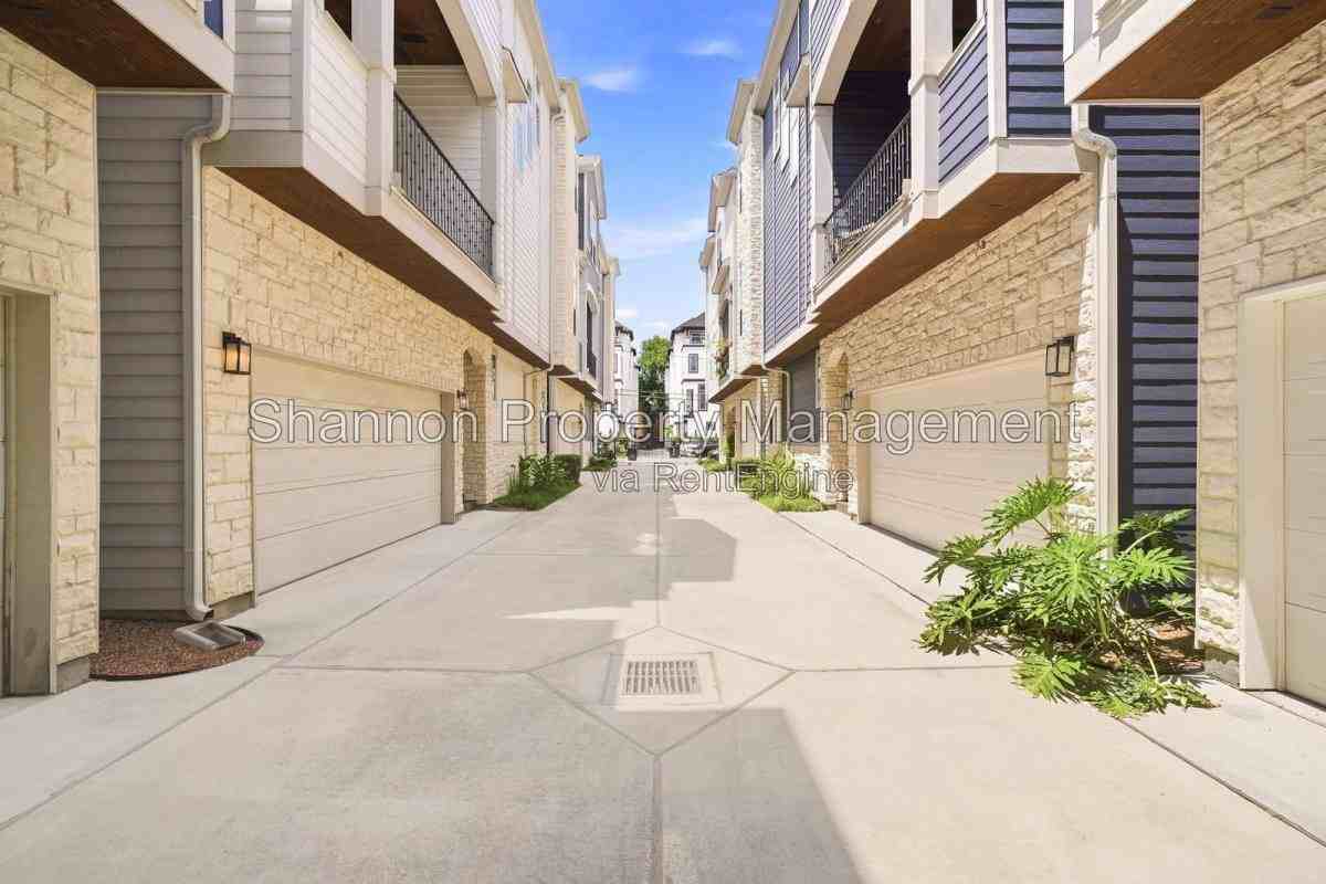 1204 W 16th St #B - Photo 3 of 10