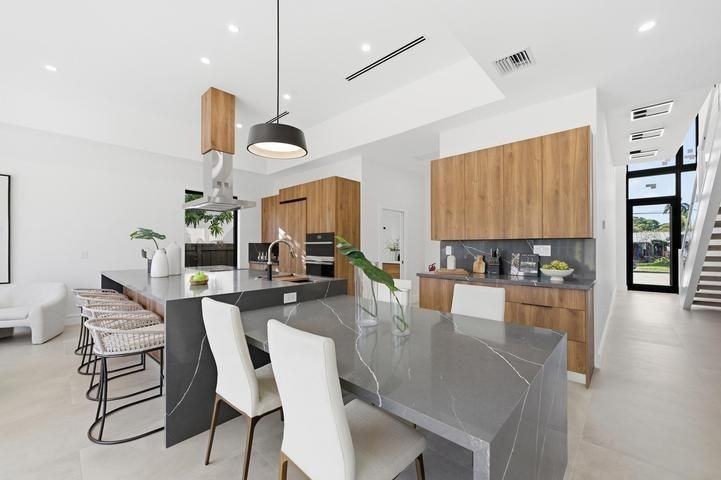1308 Avocado Isle - Photo 7 of 28
