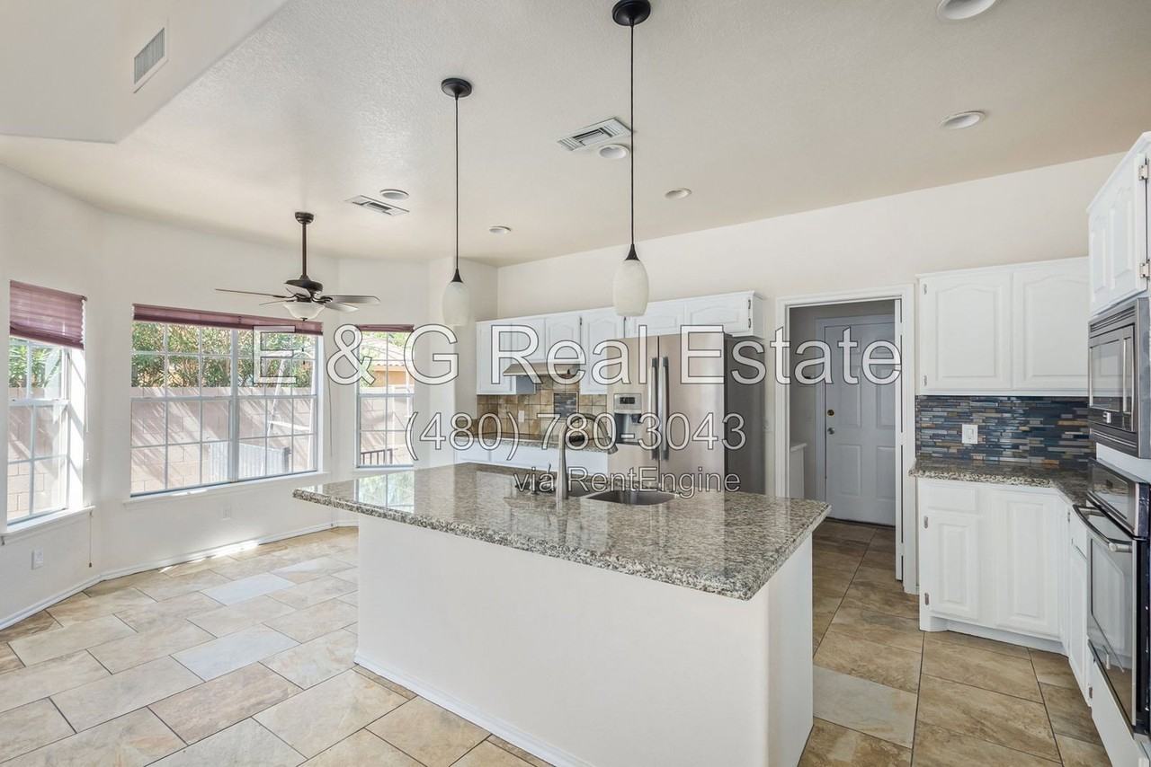 8495 S Maple Ave - Photo 7 of 32