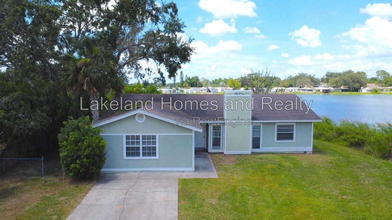 1204 Honeytree Ln W