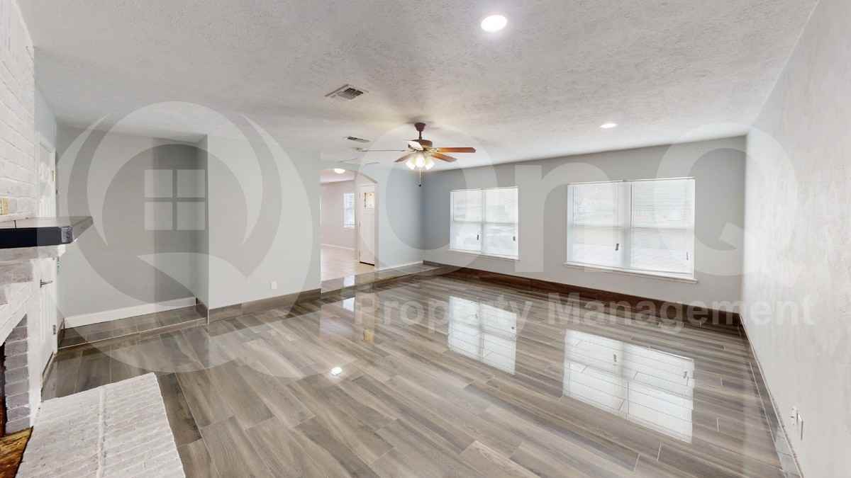 1505 Montclair St - Photo 4 of 21