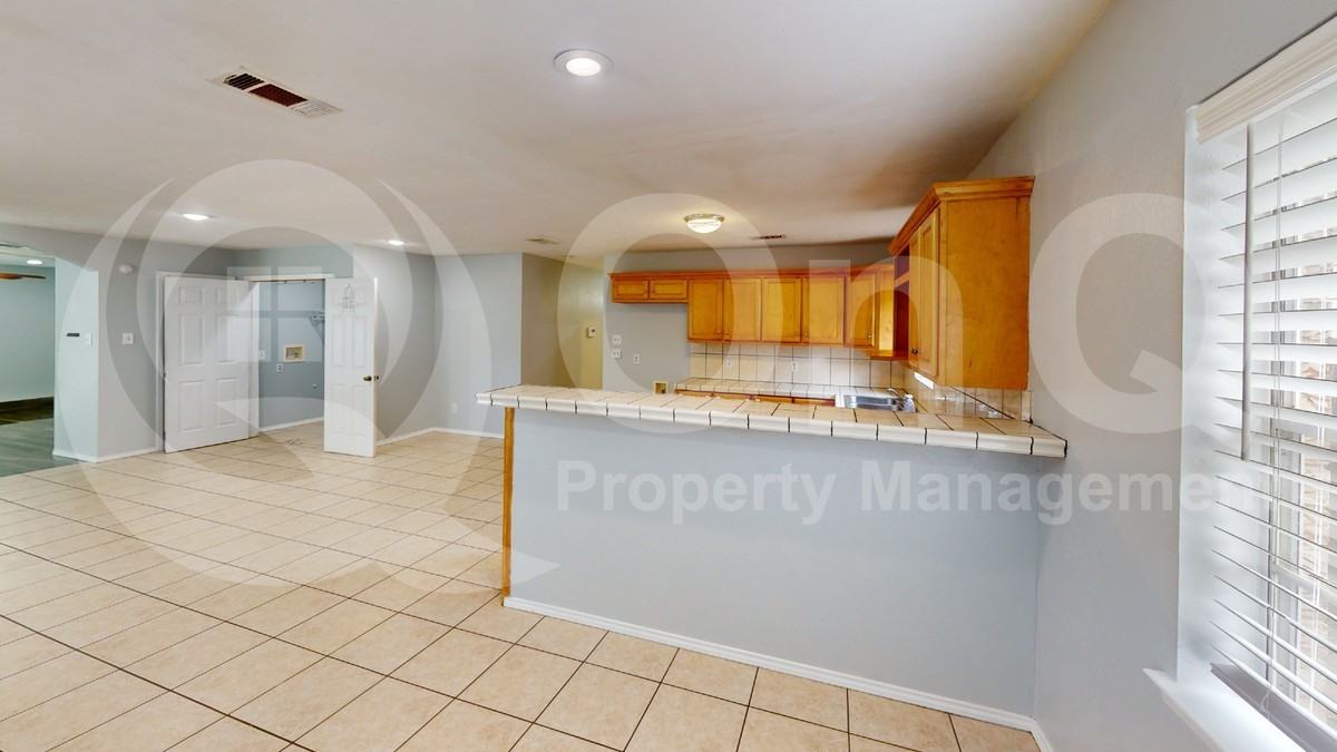 1505 Montclair St - Photo 7 of 21