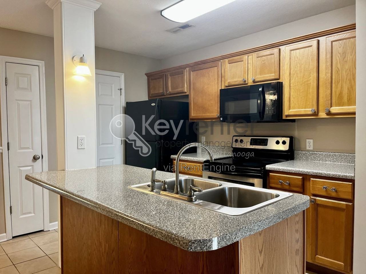 3721 Connelly Ln - Photo 4 of 19