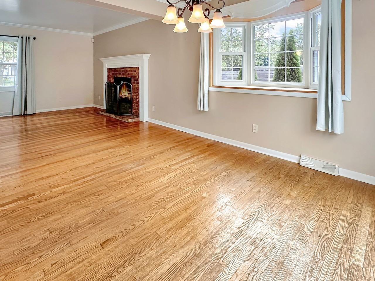 2236 Elmwood Dr Se - Photo 5 of 19