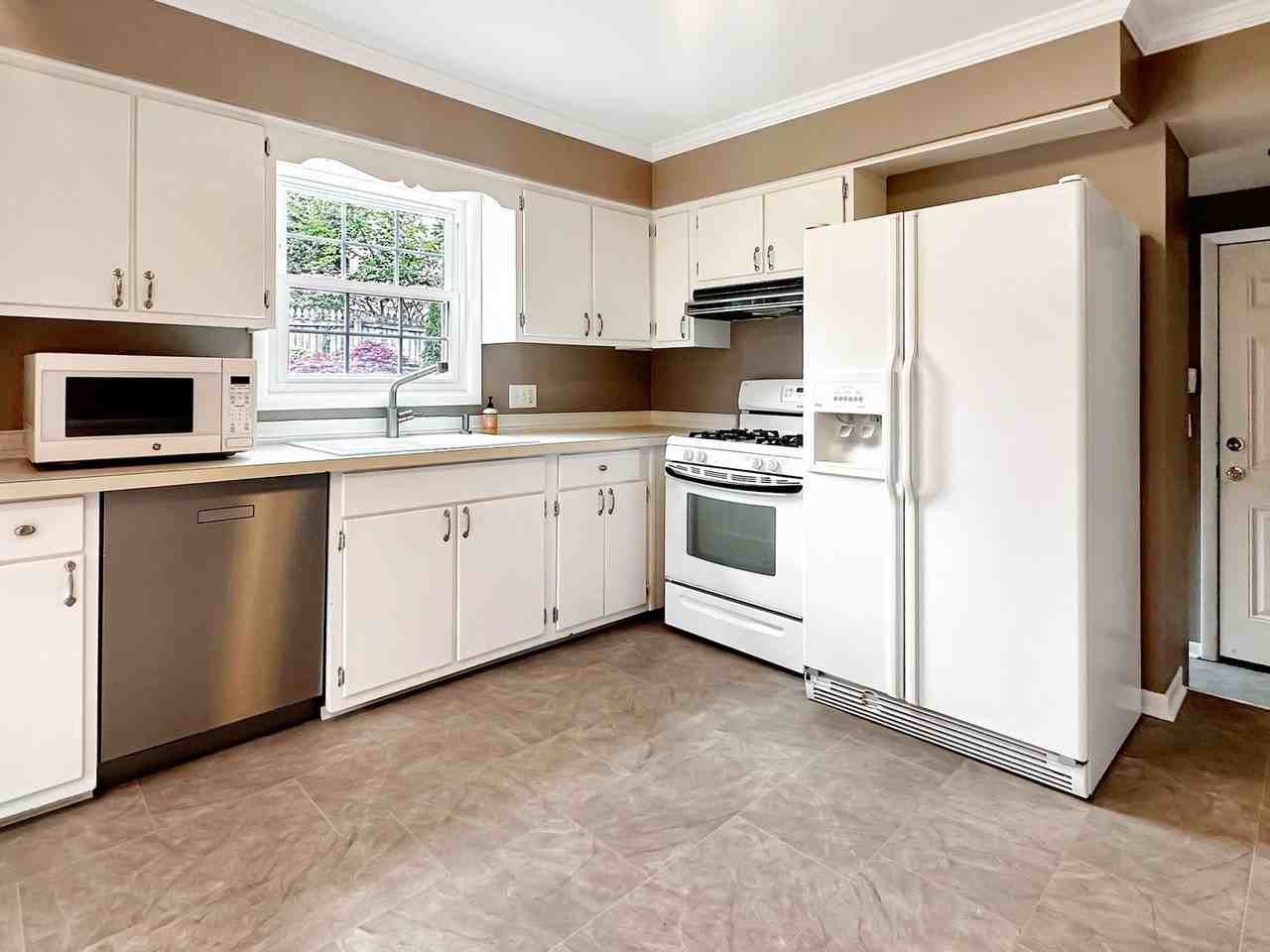 2236 Elmwood Dr Se - Photo 6 of 19