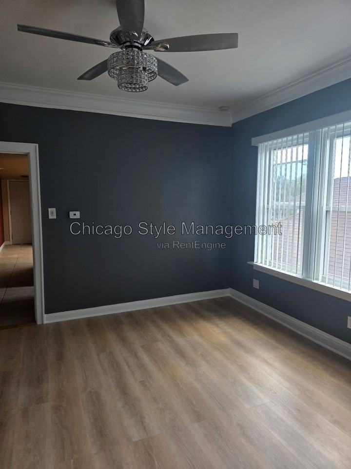9517 S Escanaba Ave #1 - Photo 4 of 8