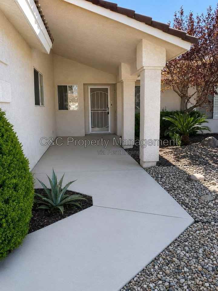 6013 W Locust Ave - Photo 2 of 6