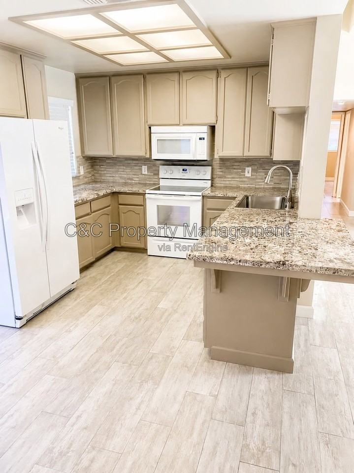 6013 W Locust Ave - Photo 4 of 6