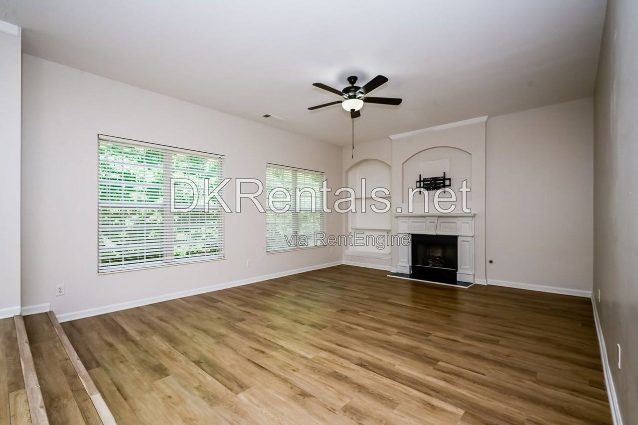 3926 Yosemite Park Ln - Photo 4 of 20