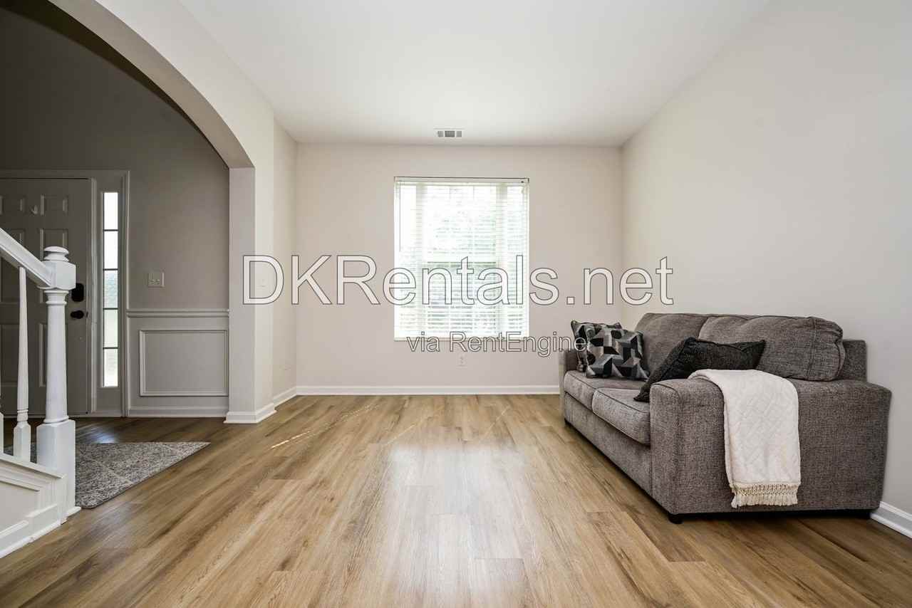 3926 Yosemite Park Ln - Photo 5 of 20