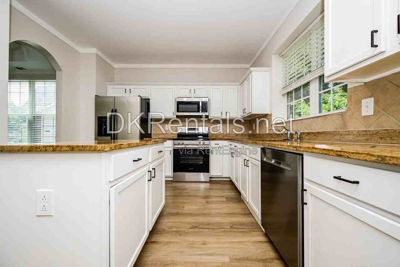 3926 Yosemite Park Ln - Photo 7 of 20