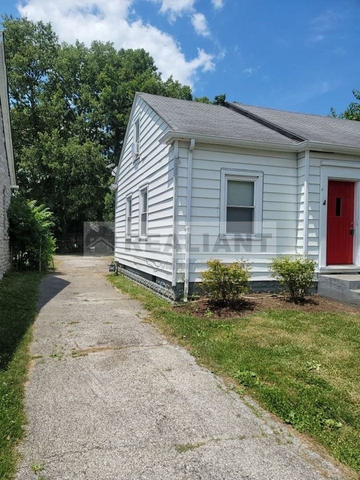 1411 Hill St - Photo 2 of 18