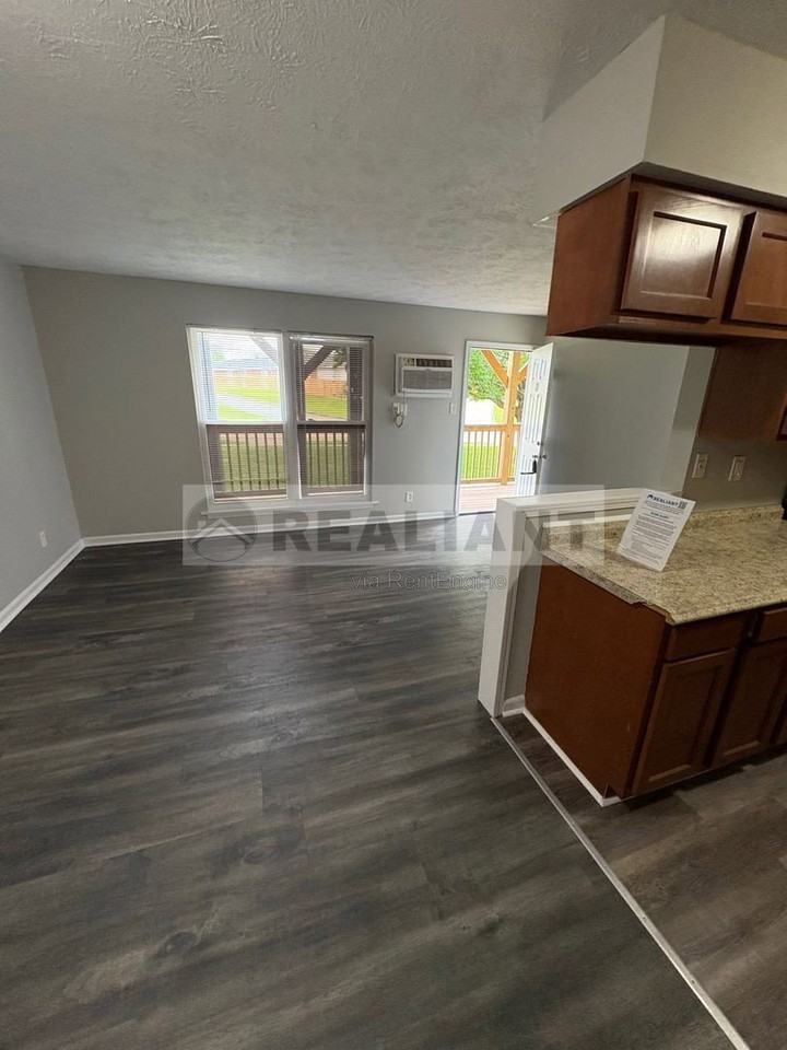 2021 Cambridge Dr #10