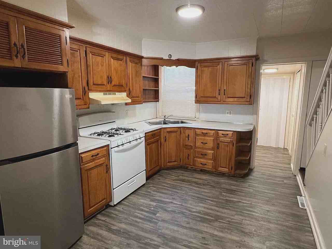 547 Manor St - Photo 2 of 10