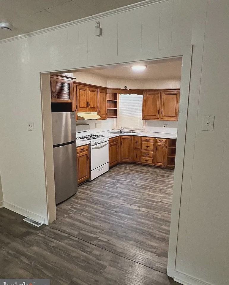 547 Manor St - Photo 3 of 10