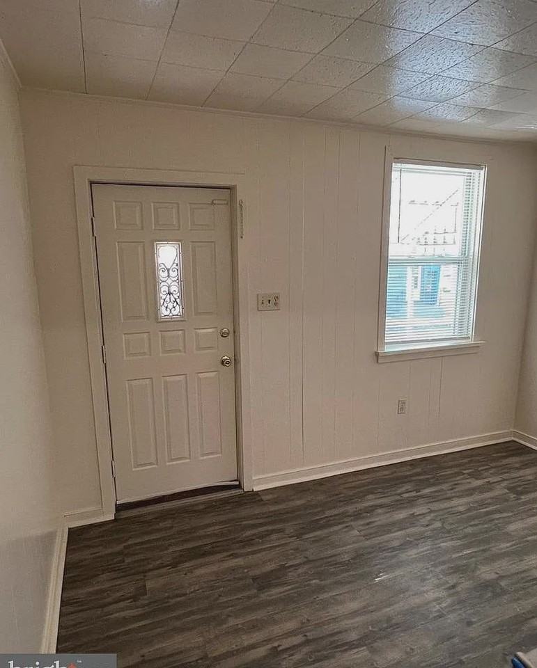547 Manor St - Photo 6 of 10