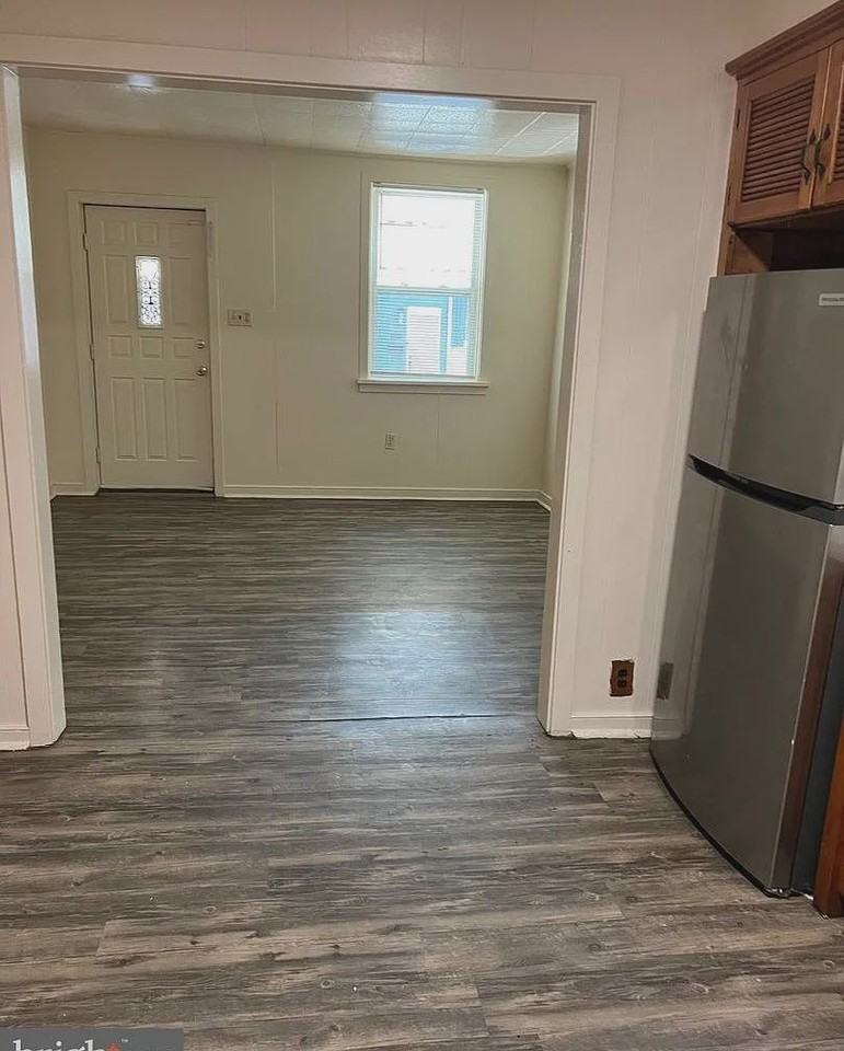 547 Manor St - Photo 7 of 10