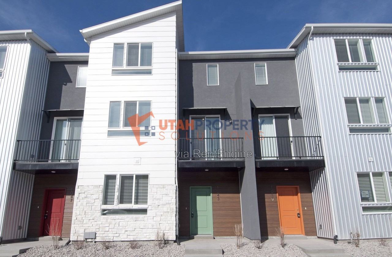 1043 W 400 S - Photo 2 of 29