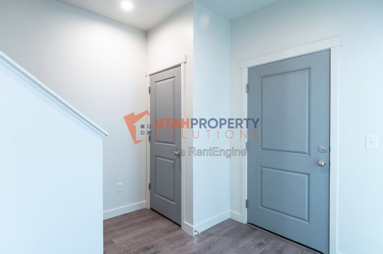 1043 W 400 S - Photo 4 of 29