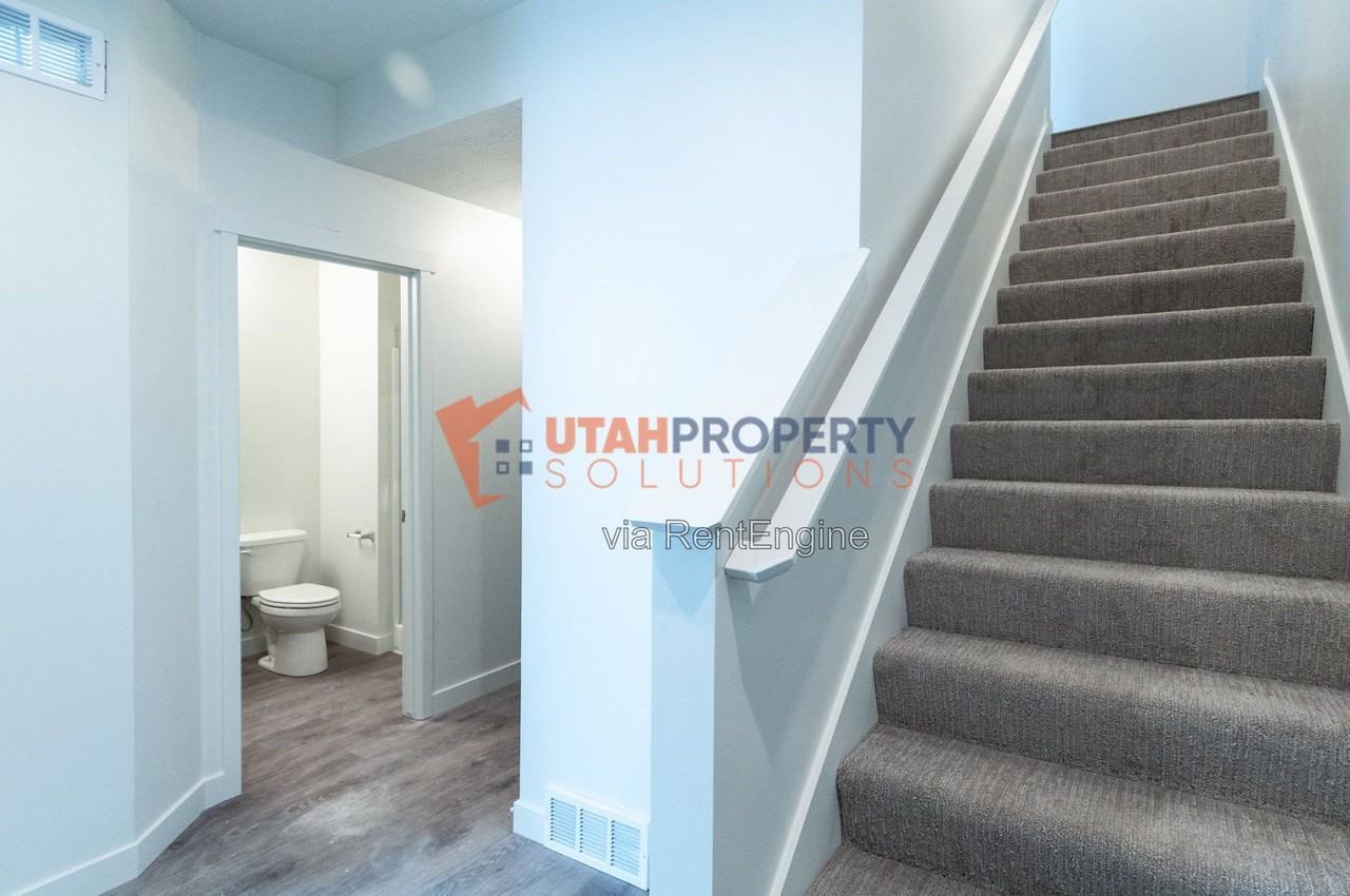 1043 W 400 S - Photo 5 of 29