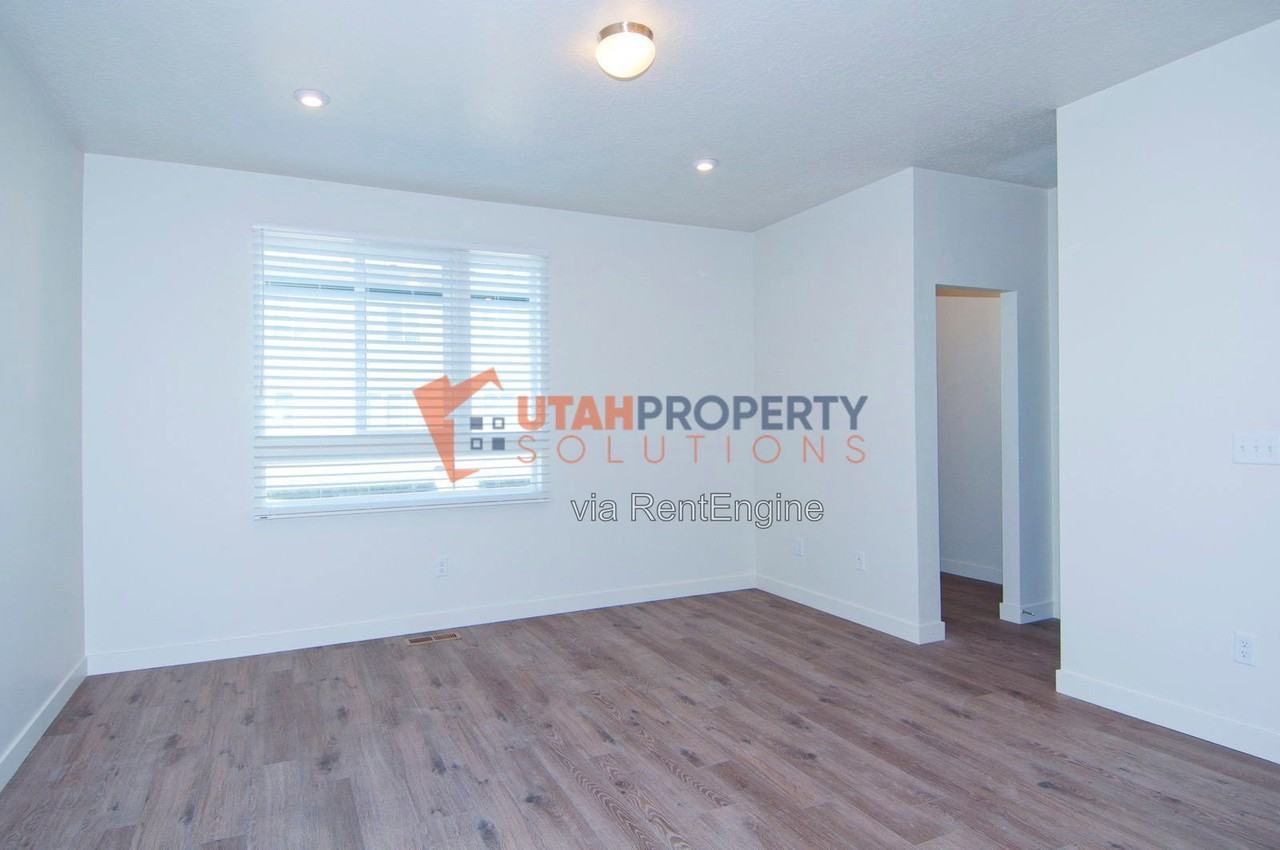 1043 W 400 S - Photo 6 of 29